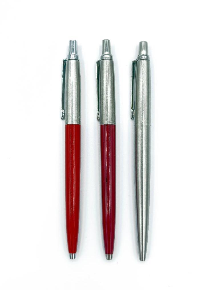 3 Parker balpennen / model Jotter / rood + zilver + bordeaux, Verzamelen, Pennenverzamelingen, Gebruikt, Balpen, Parker, Ophalen of Verzenden