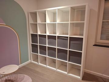 Ikea Kallax kast 25 vaks inclusief 10 grijze drona boxen beschikbaar voor biedingen