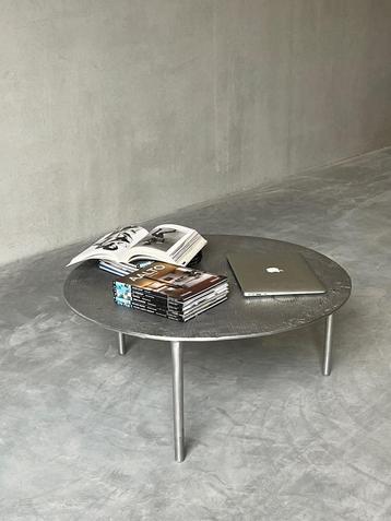 Brutalistische stalen ronde salontafel, 1980 beschikbaar voor biedingen