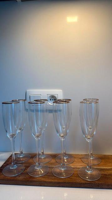 Champagne glazen met bronzen rand beschikbaar voor biedingen