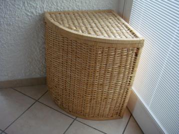 Panier à linge d'angle. Matière: Osier beschikbaar voor biedingen