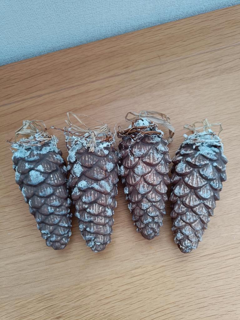 Kerstbollen. Dennenappels. Aantal: 4. Hoogte: 12,5 cm., Diversen, Kerst, Zo goed als nieuw, Ophalen of Verzenden