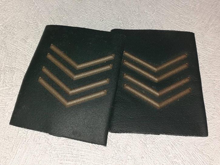 Militaria vintage insigne embleem rang eerste sergeant, Verzamelen, Militaria | Algemeen, Overige soorten, Embleem of Badge, Verzenden