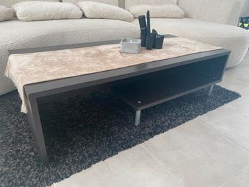 Meubelstuk met kleine laag, salontafel beschikbaar voor biedingen