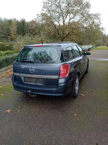 Opel Astra met vooraan schade beschikbaar voor biedingen