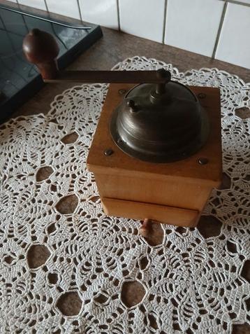 vintage houten koffiemolen met lade beschikbaar voor biedingen