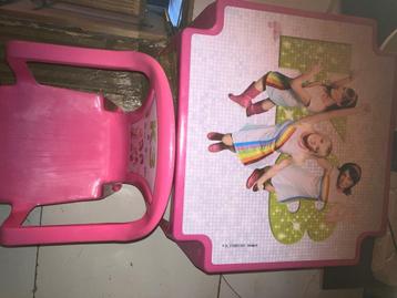 K3 plastic tafel en stoel beschikbaar voor biedingen