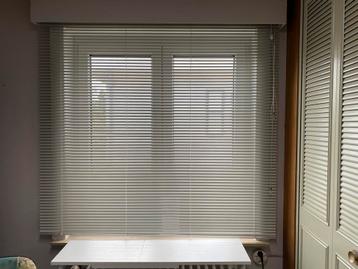 Beige horizontale, jaloezieën met optrekkoord beschikbaar voor biedingen