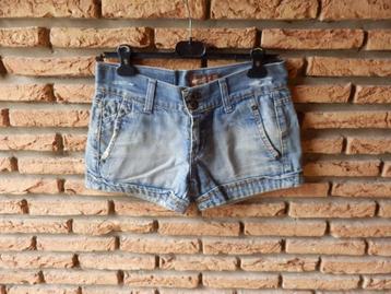 (24)- short femme t.36 jeans bleu - bershka - beschikbaar voor biedingen