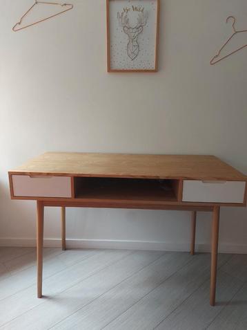 Bureau/make up tafel beschikbaar voor biedingen