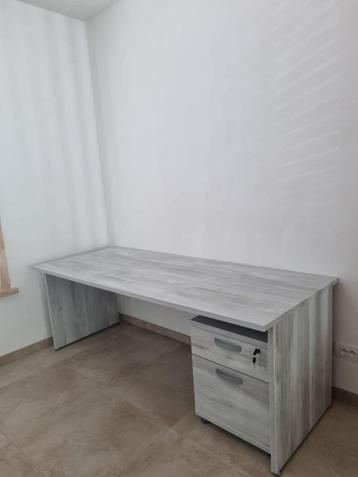 Bureau met verlengstuk beschikbaar voor biedingen