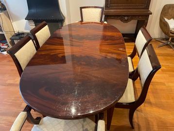 Praktische woonkamertafel met 8 bijpassende stoelen beschikbaar voor biedingen