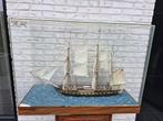 Boot in glazen kast, Hobby en Vrije tijd, Ophalen, Zo goed als nieuw