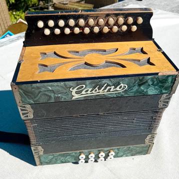 Vintage accordeon Casino. beschikbaar voor biedingen