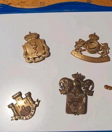 4 militaire insignes/baretembleem, Verzamelen, Militaria | Algemeen, Ophalen of Verzenden