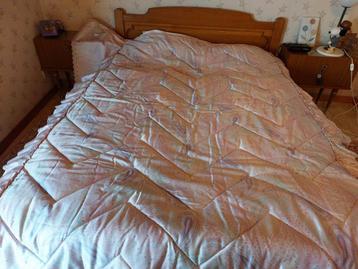 Mooie licht roze bedsprei beschikbaar voor biedingen