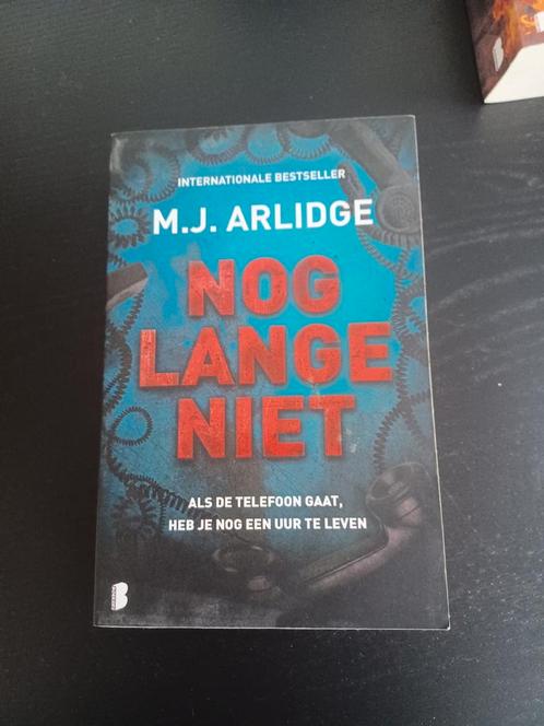 M.J. Arlidge - Nog lange niet, Boeken, Thrillers, Zo goed als nieuw, Ophalen of Verzenden
