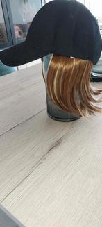 Te koop nieuwe pet met ingewerkte pruik, Kleding | Dames, Ophalen, Nieuw, Pet