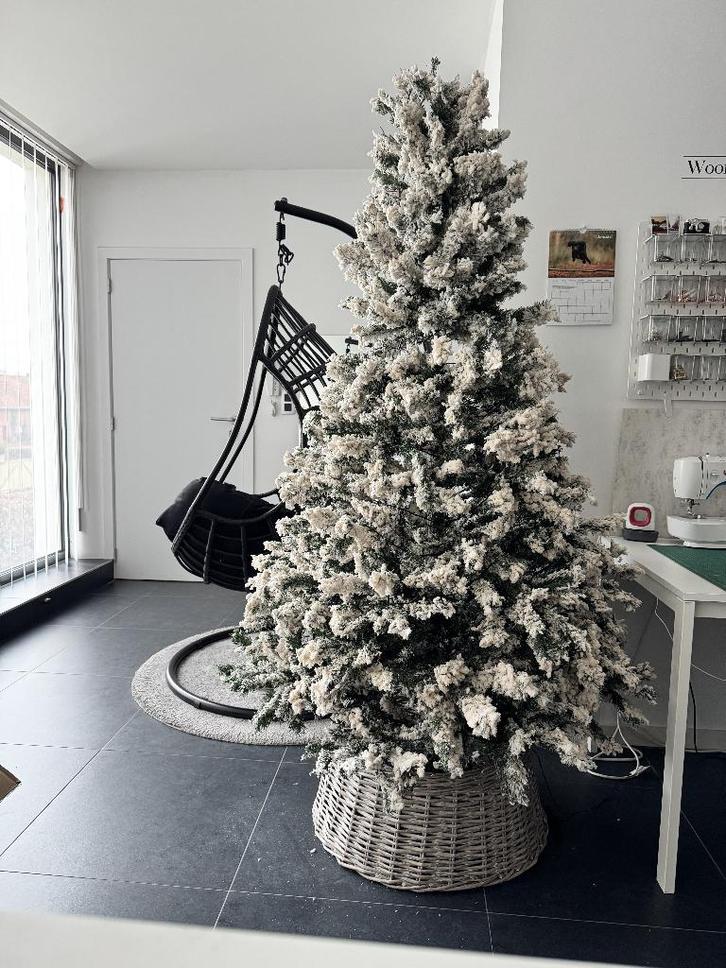 Sfeervolle kerstboom met sneeuw 2m10, Diversen, Kerst, Gebruikt, Ophalen