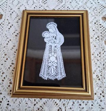 Vintage ingelijste gekantkloste Maria met Kind beschikbaar voor biedingen