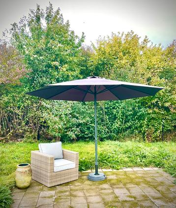 Loungestoel en/of parasol beschikbaar voor biedingen