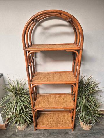 Grote vintage rotan plank beschikbaar voor biedingen