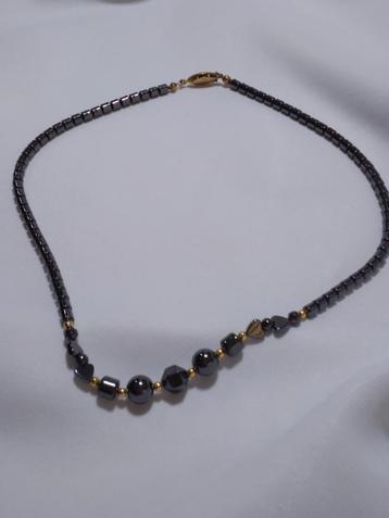 Collier vintage perles noires/coeurs en hématite disponible aux enchères