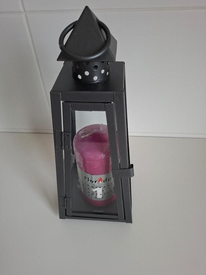 Stompkaars fuchsia in zwarte lantaarn met glas, Huis en Inrichting, Woonaccessoires | Kandelaars en Kaarsen, Nieuw, Kaars, 25 tot 50 cm