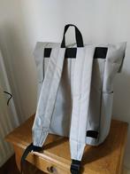 Sac à dos neuf, Ophalen