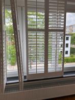 Witte houten lamellen in omkasting in Edegem, Huis en Inrichting, Stoffering | Gordijnen en Lamellen, Ophalen, Zo goed als nieuw