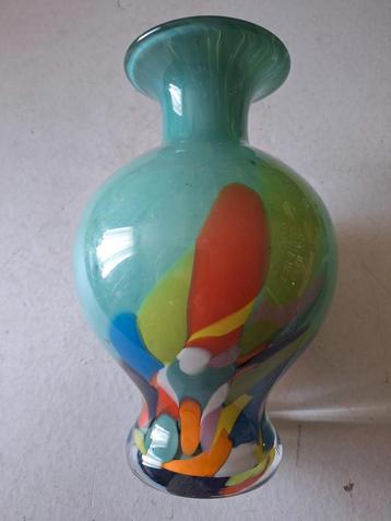 Kleurrijke vintage vaas in gedubbeld glas Murano 70s of 80s beschikbaar voor biedingen
