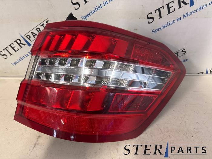 Achterlicht rechts van een Mercedes E-Klasse, Auto-onderdelen, Verlichting, Mercedes-Benz, Gebruikt, 3 maanden garantie, Ophalen of Verzenden