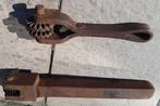 2 anciens outils de pâtisserie ou autre en acier., Ophalen