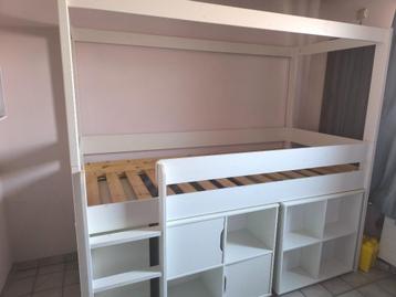 Witte hoogslaper met kastjes en buro beschikbaar voor biedingen
