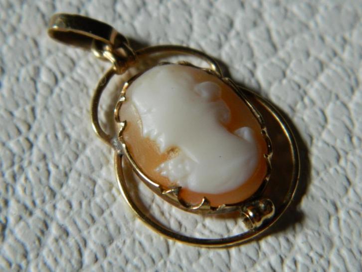 Médaillon Camée plaqué OR 18k, Bijoux, Sacs & Beauté, Pendentifs, Comme neuf, Or, Or, Autres représentations, Envoi