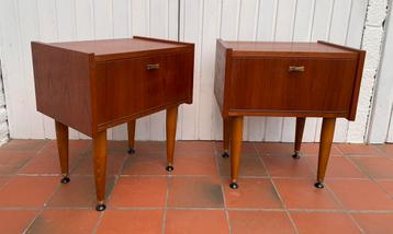 Vintage Scandinavische teakhouten nachtkastjes beschikbaar voor biedingen