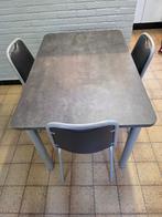 Keuken tafel met drie stoelen (2024), Ophalen