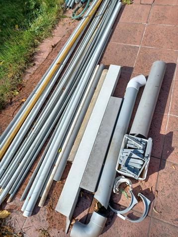 Pakket PVC- buizen en gootstukken beschikbaar voor biedingen