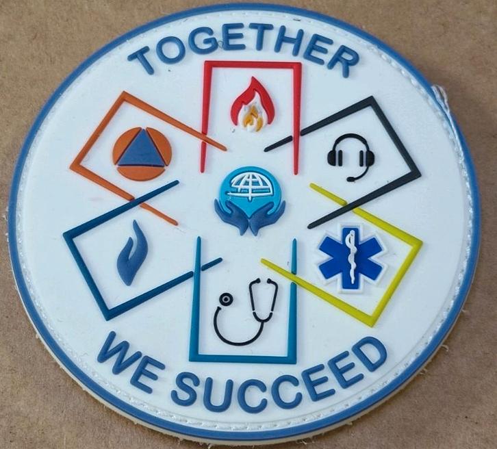patch 3D en PVC de la série blanche « WE SUCCEED TOGETHER », Collections, Objets militaires | Général, Autres, Enlèvement ou Envoi