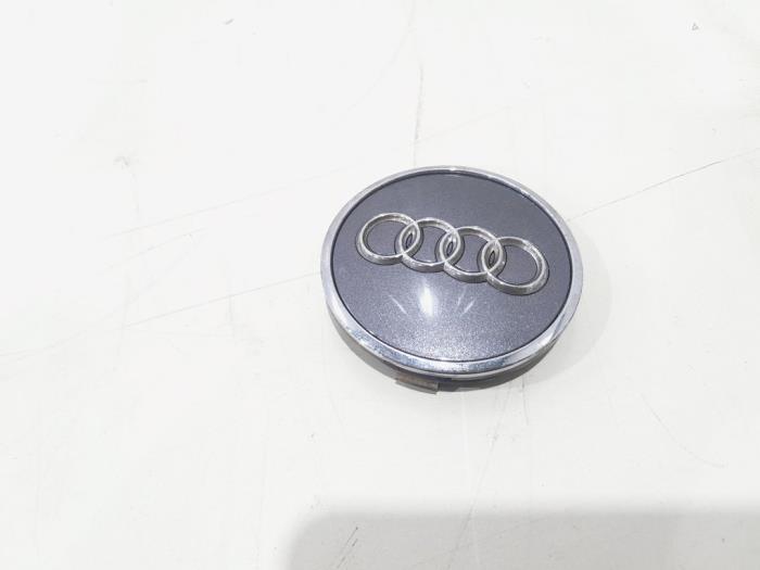 Enjoliveur moyeu d'un Audi A4, Autos : Pièces & Accessoires, Autres pièces automobiles, Audi, Utilisé, 3 mois de garantie, Enlèvement ou Envoi