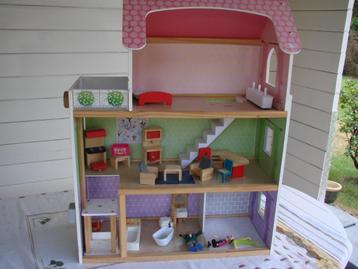 houten poppenhuis met meubeltjes beschikbaar voor biedingen