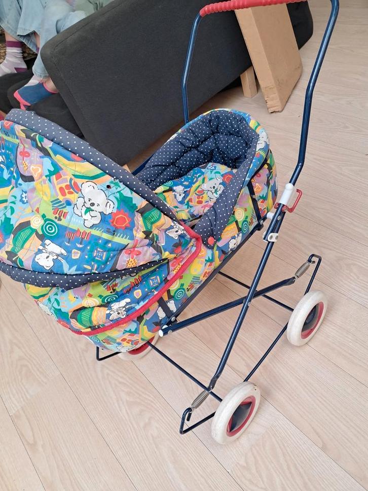 Leuke en degelijke poppenwagen met draagmand, Kinderen en Baby's, Speelgoed | Poppen, Ophalen