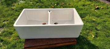 Keramische dubbele wasbak beschikbaar voor biedingen