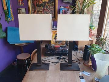 Hele mooie zware lampen met kap. Voet is in brons beschikbaar voor biedingen