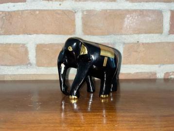 Houten olifant beschikbaar voor biedingen