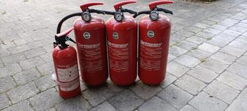 Set van 4 vervallen brandblussers beschikbaar voor biedingen
