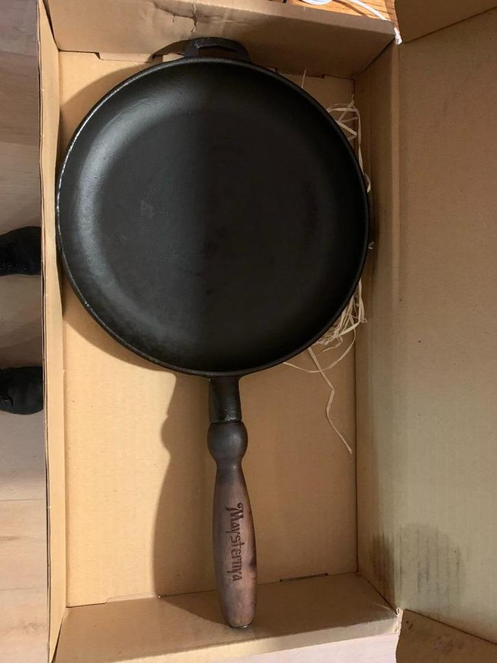 Gietijzeren pan Mysternya, Huis en Inrichting, Keuken | Potten en Pannen, Zo goed als nieuw, Koekenpan of Braadpan, Gietijzer