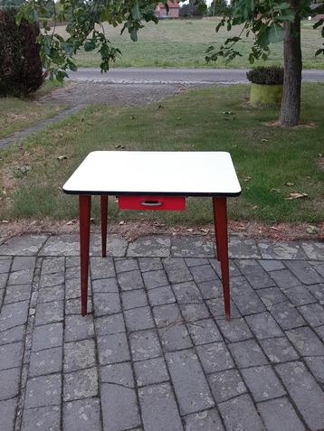 Retro tafel beschikbaar voor biedingen