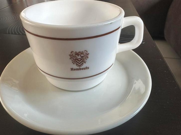 40 koffietassen met onderbordjes en koffielepeltjes, Verzamelen, Porselein, Kristal en Bestek, Zo goed als nieuw, Porselein, Ophalen