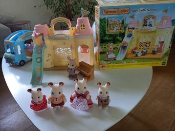 Sylvanian family castle nursery, bus en poppetjes konijntjes